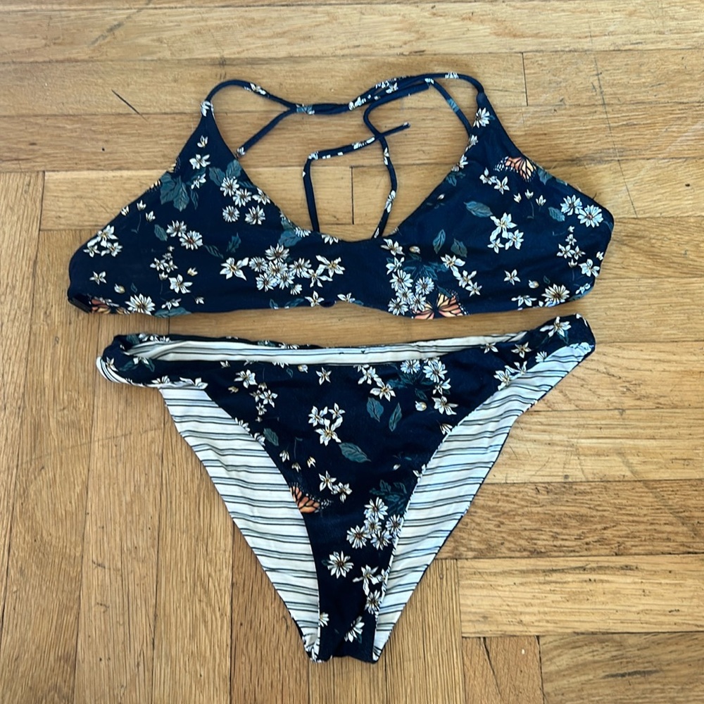 reversible O’Neill bikini. Both top and bottom are M
